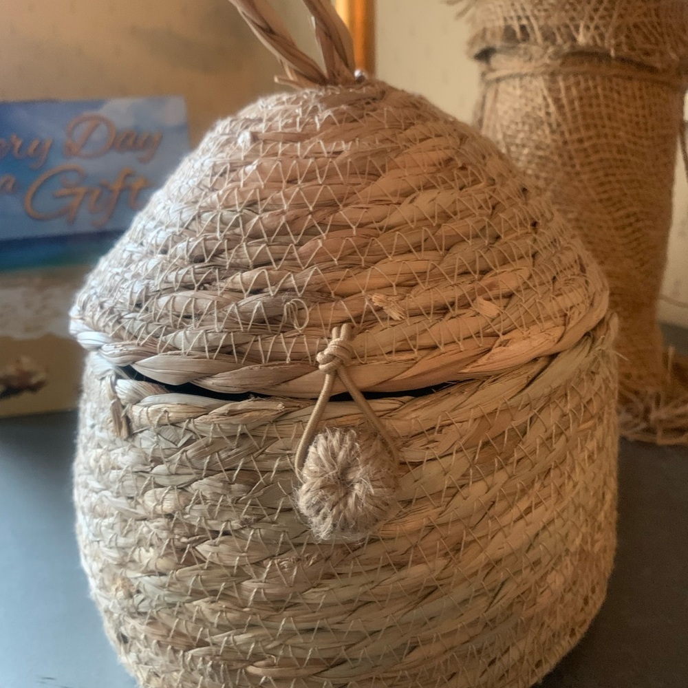 Home Accents, HANDWOVEN Bee hive inspired, Bee skep-shaped straw basket. - Picture 2 of 10